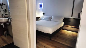 1 bedroom, desk, bed sheets