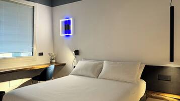 1 slaapkamer, een bureau, beddengoed