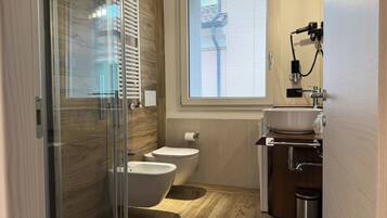 Een haardroger, handdoeken