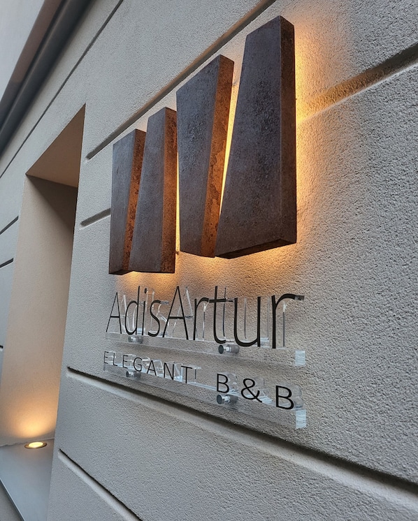 A building facade with a sign that reads 'AdisArtur Eleganti B&B.'