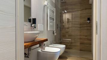 Een haardroger, handdoeken