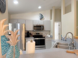 Kylskåp, mikrovågsugn, ugn och diskmaskin