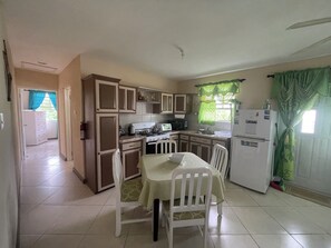 Fridge, microwave, oven, stovetop - Cozy 1-bedroom apartment in delightful St. George with WiFi (Bridgetown)