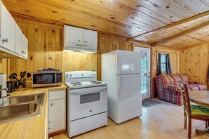Fridge, microwave, stovetop, coffee/tea maker - Clarkson Cabin - 17 Mi to Mammoth Cave Nat’l Park! (Clarkson)