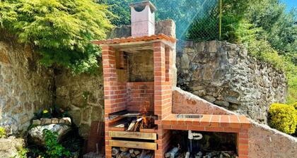 Rural house facing the Mestre River