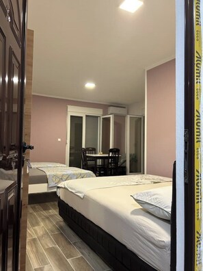 1 slaapkamer, een strijkplank/strijkijzer, wifi, beddengoed