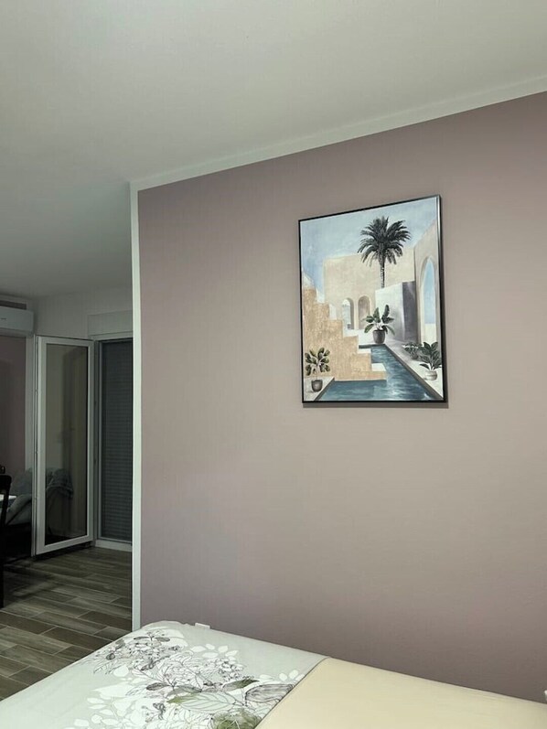 1 slaapkamer, een strijkplank/strijkijzer, wifi, beddengoed