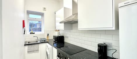 Een koelkast, een magnetron, een oven, een kookplaat