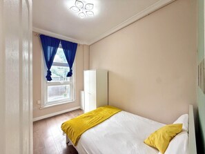 2 habitaciones, tabla de planchar con plancha, wifi y ropa de cama 