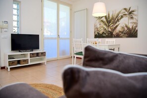 Apartment | Wohnzimmer | 32-Zoll-Fernseher mit Digitalempfang