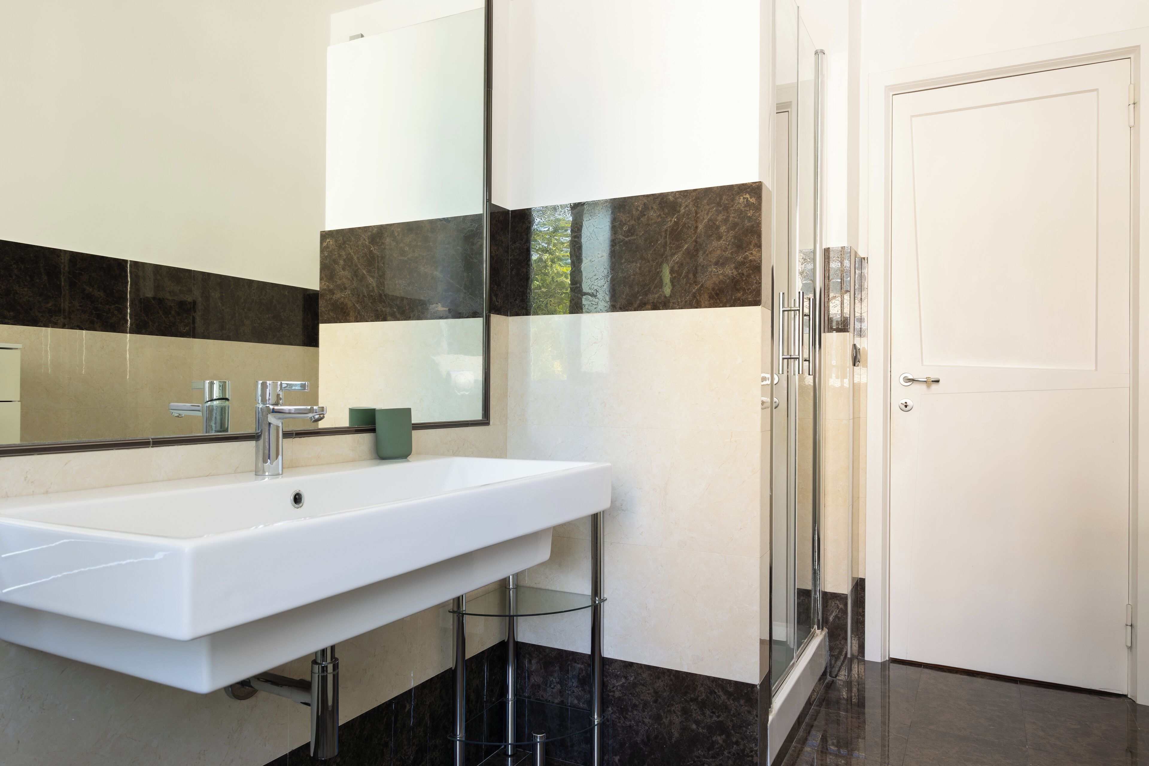 Regadera, secadora de cabello, bidet, toallas 
