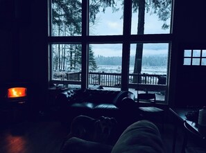 Smart TV, books - Riverfront mountain view cabin with WiFi in Packwood (Packwood)