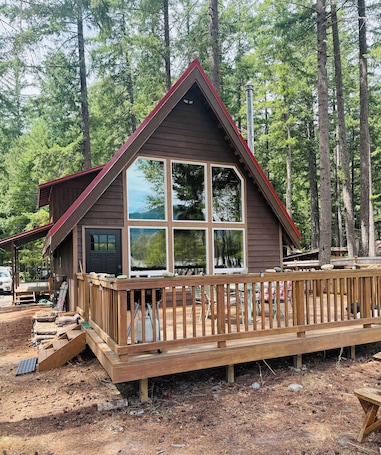 Terrace/patio. Riverfront mountain view cabin with WiFi in Packwood
