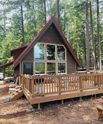 Riverfront and mountain view cabin with WiFi in Packwood