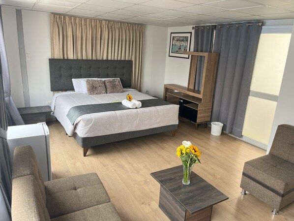 Habitación Matrimonial King Size | Desk, laptop workspace, free WiFi - Hostal Samakuy AQP (Arequipa)