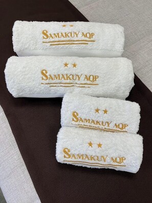 Shower, towels, soap, shampoo - Hostal Samakuy AQP (Arequipa)