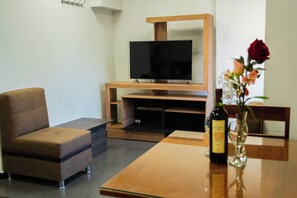 Habitación Familiar Cuádruple | デスク、ノートパソコン用作業スペース、WiFi (無料)