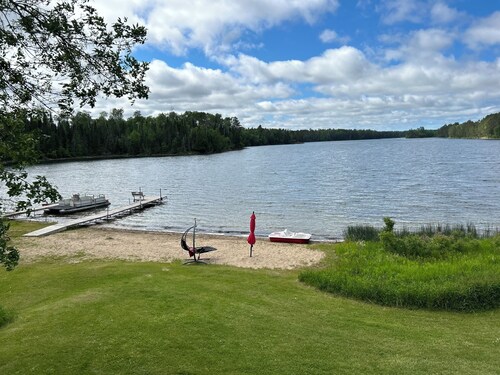 Couple-friendly cabin, new bed, amazing lake shore