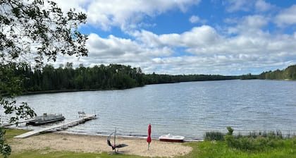 Couple-friendly cabin, new bed, amazing lake shore
