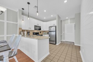 Fridge, microwave, oven, stovetop - Beach & Golf Vacation 2 (Myrtle Beach)