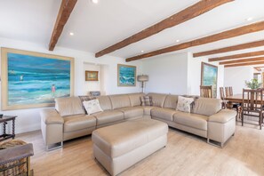 40-inch LED TV with digital channels, Netflix, books - Budle Newton - North East Escapes (Bamburgh)