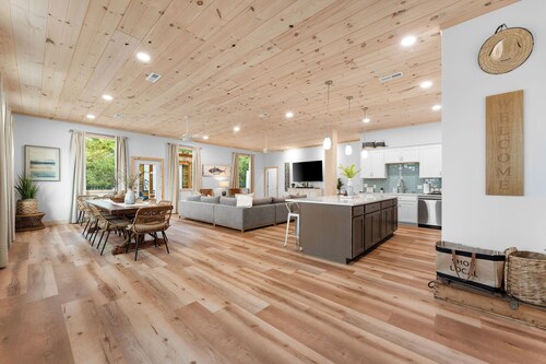 Lakeside Retreat with Endless Family Fun! Hot tub!