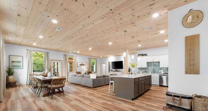 Lakeside Retreat with Endless Family Fun! Hot tub!