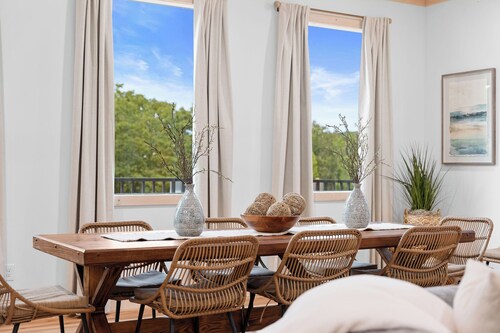 Lakeside Retreat with Endless Family Fun! Hot tub!