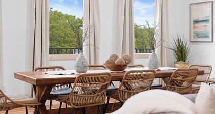 Lakeside Retreat with Endless Family Fun! Hot tub!