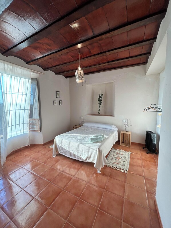 5 bedrooms, iron/ironing board, WiFi, bed sheets