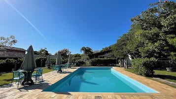 Utomhuspool, parasoller och solstolar