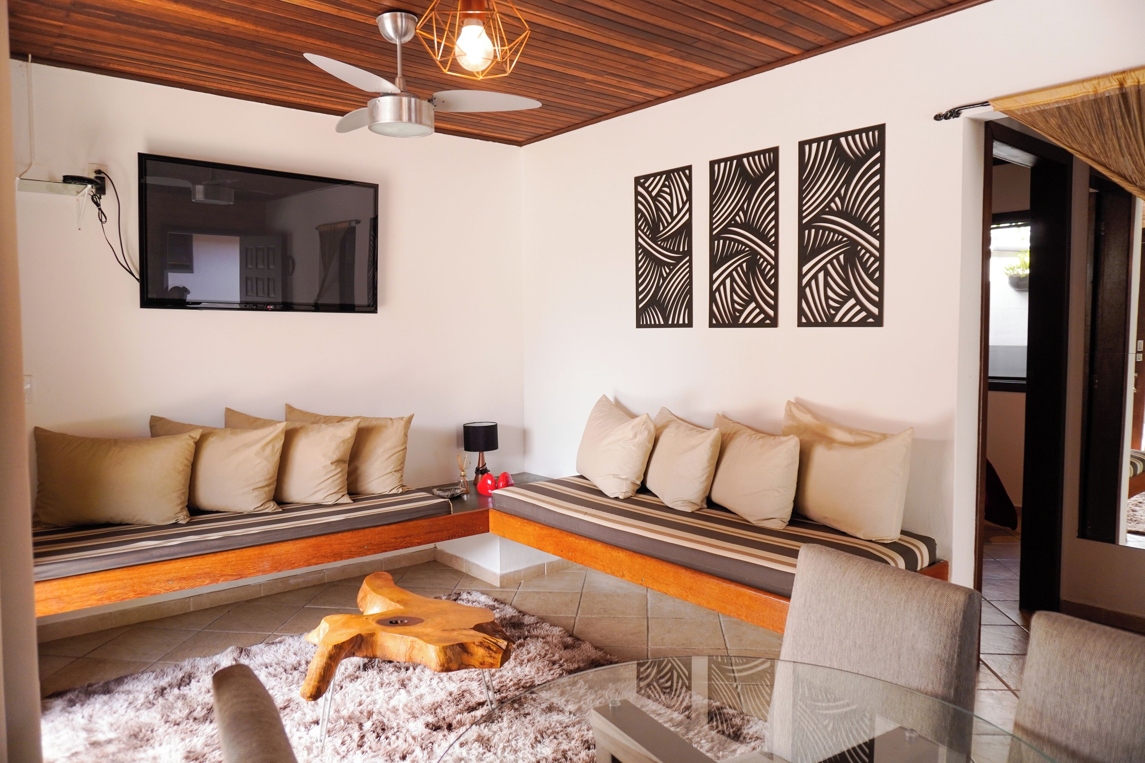 华丽木屋, 厨房 | 起居区 | 32-英寸液晶电视（配备有线频道）