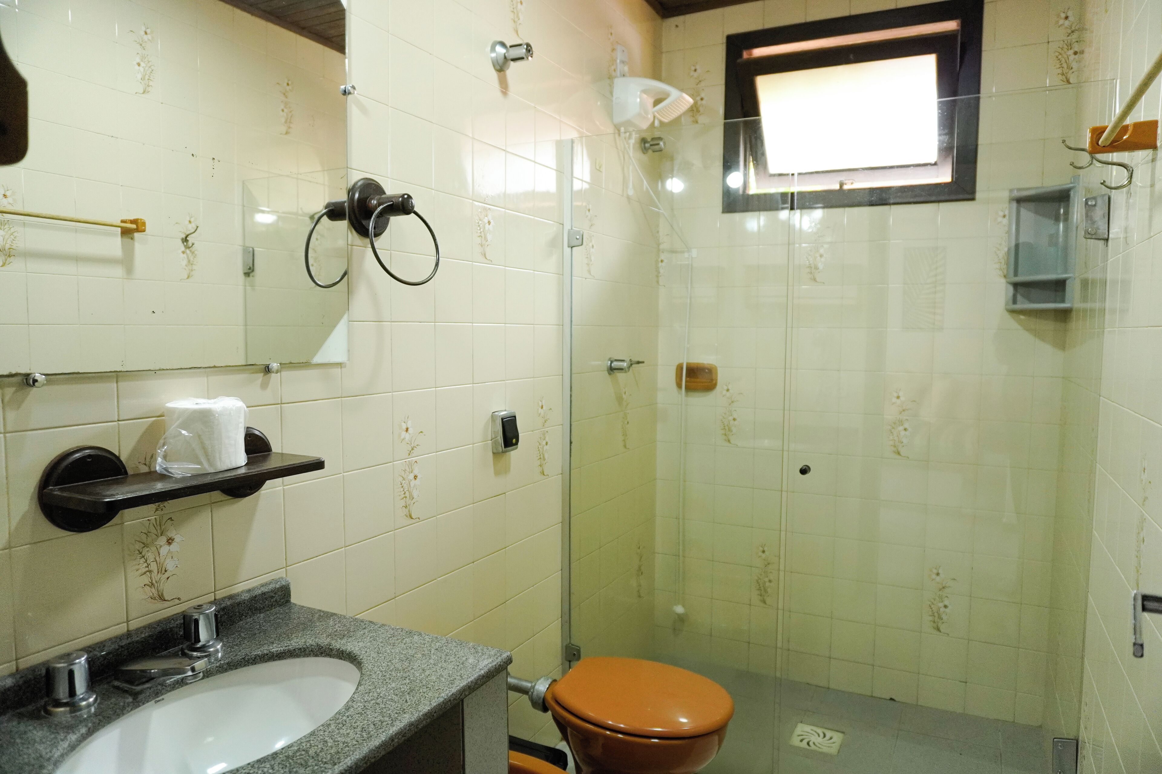 Un baño con lavabo, inodoro y ducha.