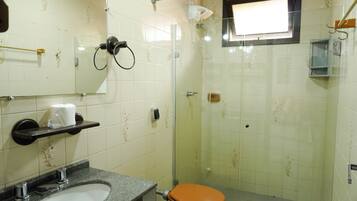 Een badkamer met een wastafel, toilet en douche.