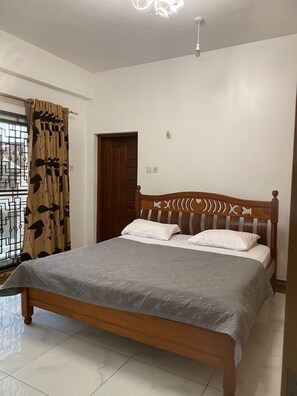 3 habitaciones, tabla de planchar con plancha, wifi y ropa de cama 
