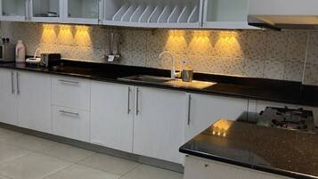 Microwave, oven, stovetop, cookware/dishes/utensils