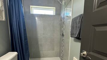 淋浴設備、風筒、提供毛巾、番梘