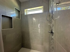 Een douche, een haardroger, handdoeken, zeep