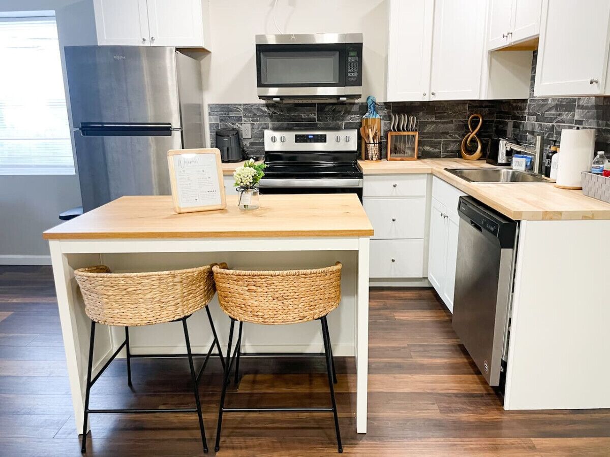 Kjøleskap, mikrobølgeovn, ovn og kokeplater