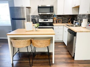 Fridge, microwave, oven, stovetop - *Contemporary 1 bed close to Xavier & Downtown* (Cincinnati)