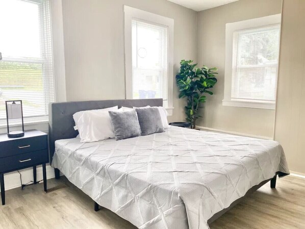 4 Schlafzimmer, Schreibtisch, Bügeleisen/Bügelbrett, Reisekinderbett