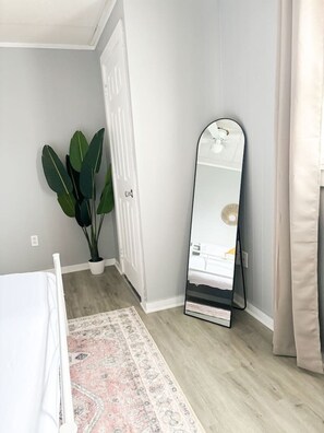 2 habitaciones, escritorio y tabla de planchar con plancha 