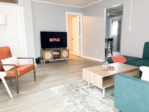 Chic 2-Bedroom Retreat With 2 TV’s