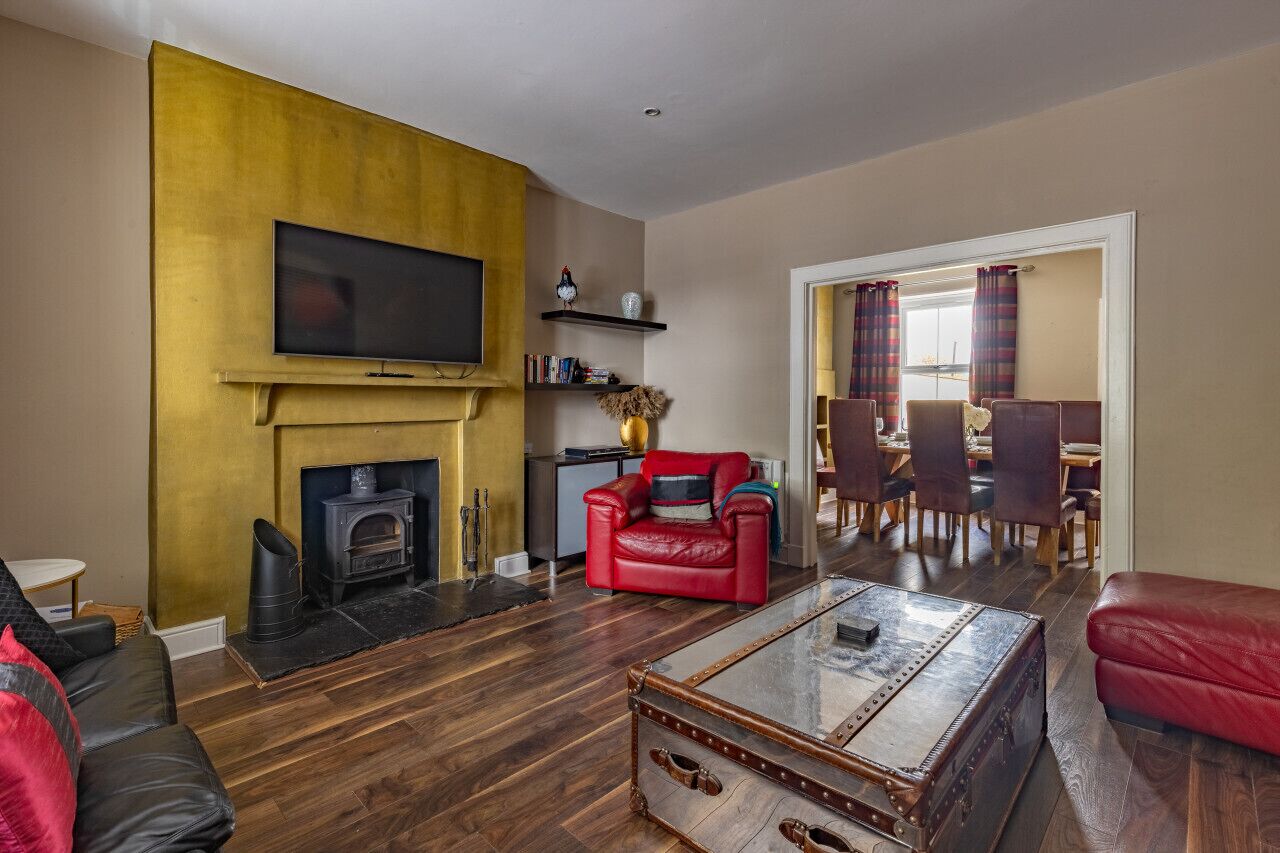 Televisi LCD 42-inci dengan saluran TV digital dan meja tenis meja