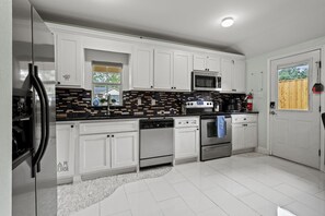 Private kitchen - Backyard OASIS next to AT&T Stadium! (Arlington)