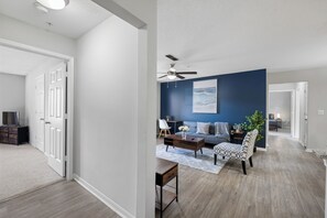 Smart TV - Modern 3BR  Near UGA & Sanford Stadium, Pool + Gym and Hospitals (Athens)