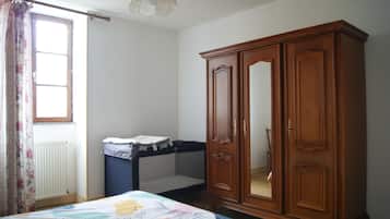2 bedrooms, travel crib, free WiFi, bed sheets