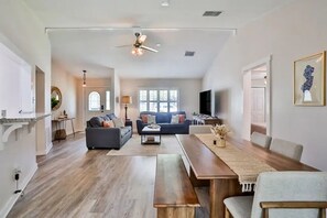 TV - Paradise in Palm Harbor l Pool l Newly Renovated l Family Friendly (Palm Harbor)