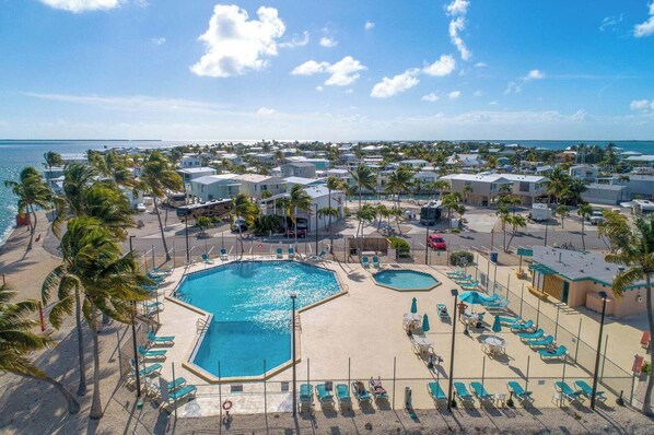 Un complexe hôtelier doté de plusieurs piscines, d’espaces de détente en bord de mer et offrant une vue sur l’océan.