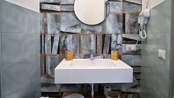 Classic Room | Bathroom | Free toiletries, hair dryer, bidet, towels